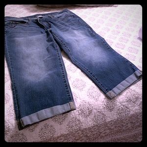 TIME & TRU CUFFED DENIM CAPRIS.  EUC